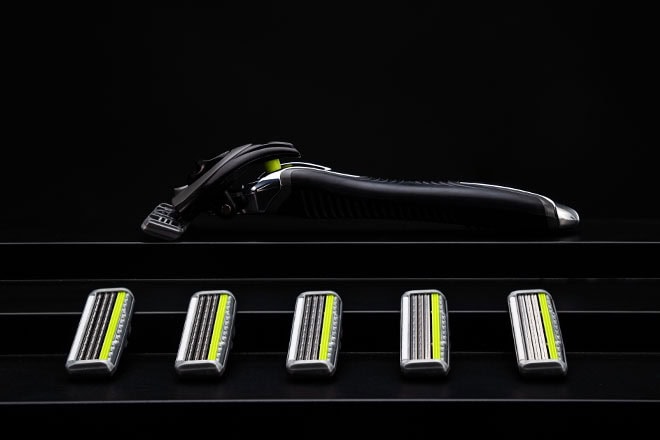 A Razor that Shaves with the Contour of the Face