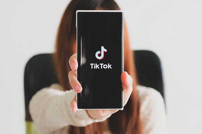 TikTok Hairstylists and Barbers to Follow who Use Feather Razors