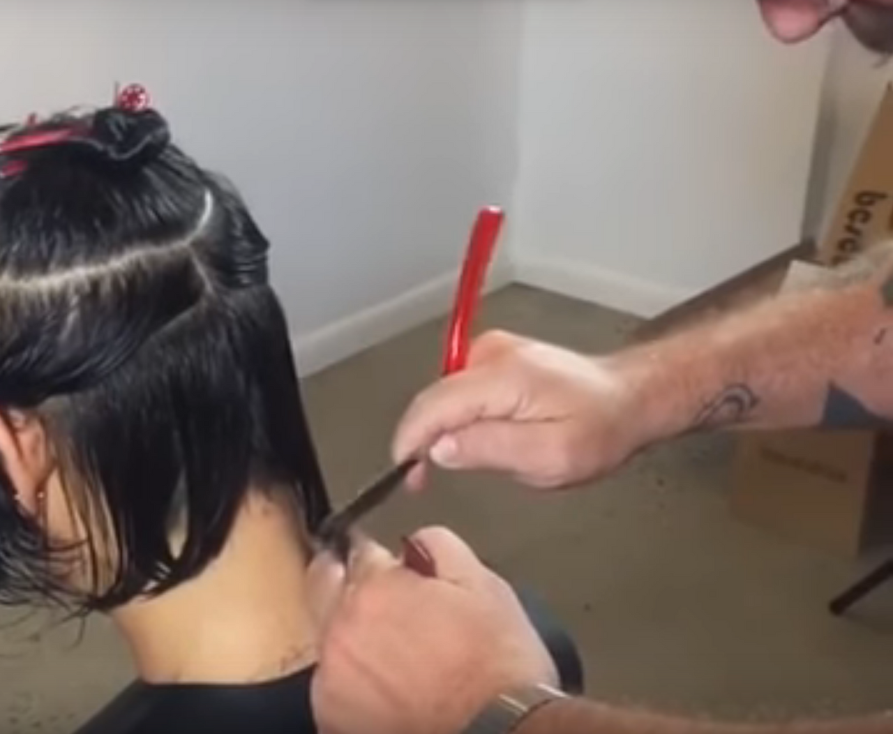 Gerard Scarpaci - Women's Short Wavy Hair Haircut with a Plier Razor