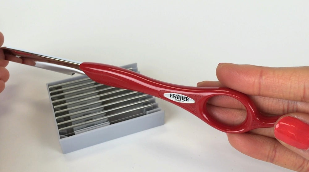 How to change Feather Styling Razor Blades