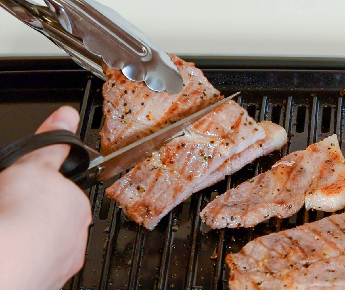 Seki Edge Knife and Kitchen Scissors SJ-K220 - cutting meat